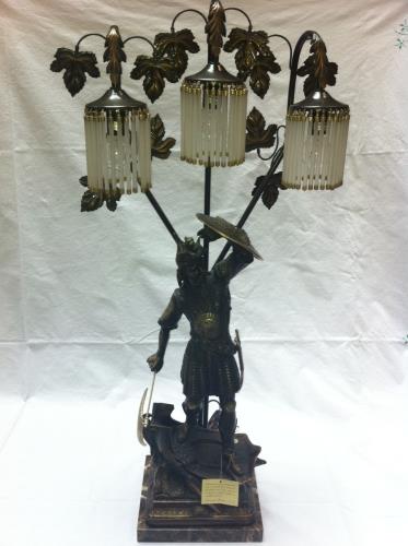 Lámpara de sobremesa URREGUI con figura de guerrero izquierda